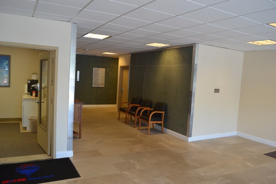 650 Ritchie Hwy, Severna Park, MD à louer - Hall d’entrée - Image 2 de 3