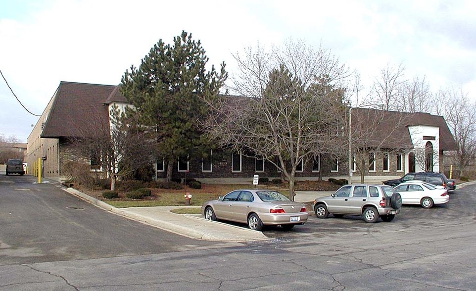 4810 Venture St, Lisle, IL for sale - Building Photo - Image 2 of 3