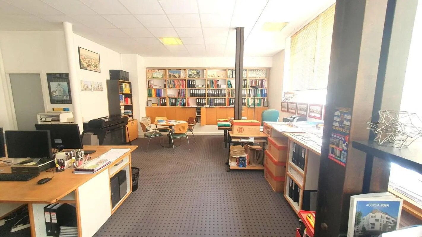 Office in Versailles for lease Interior Photo- Image 1 of 5