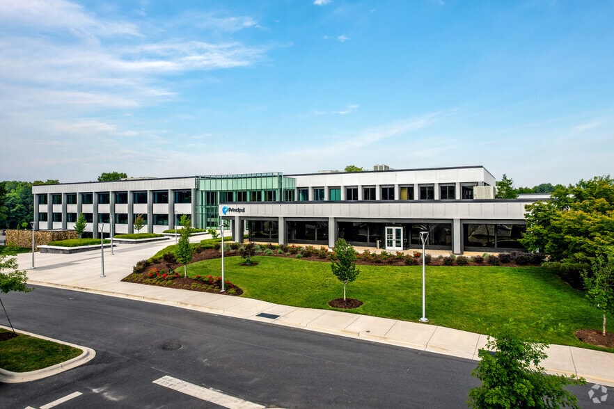 401 McCullough Dr, Charlotte, NC for lease - Building Photo - Image 2 of 14