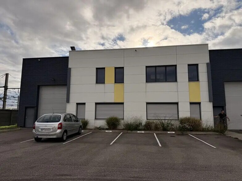 Flex dans Saint-Fons à louer - Photo du bâtiment - Image 2 de 11