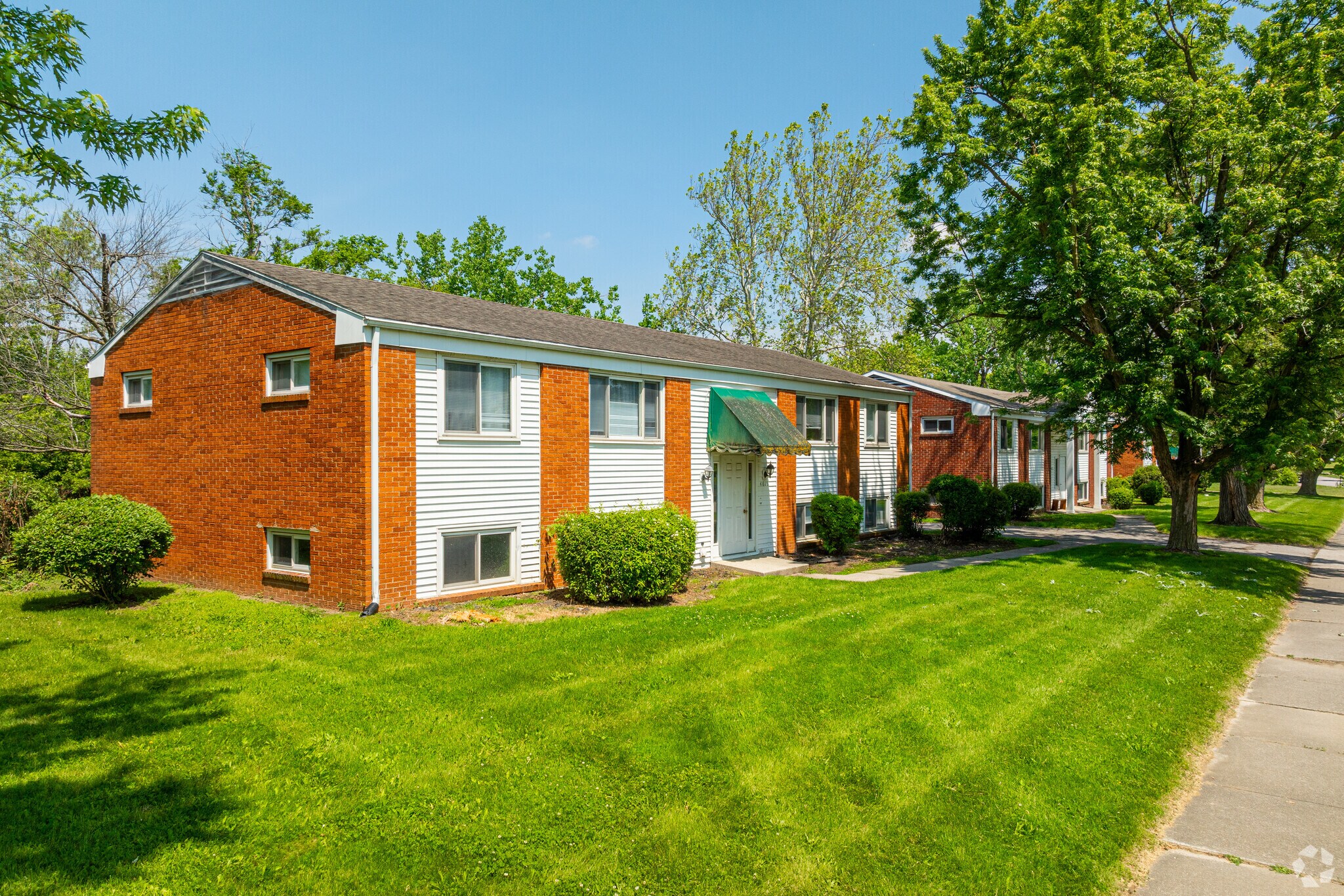 Northcrest & Hoagland portefeuille de 2 propriétés à vendre sur LoopNet.ca Photo principale- Image 1 de 7