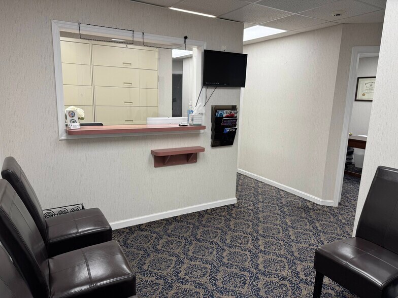 6 Auer Ct, East Brunswick, NJ for sale - Building Photo - Image 3 of 15