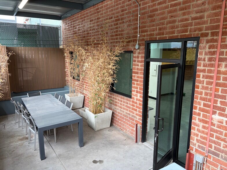 2558 Overland Ave, Los Angeles, CA à louer - Photo du bâtiment - Image 3 de 25