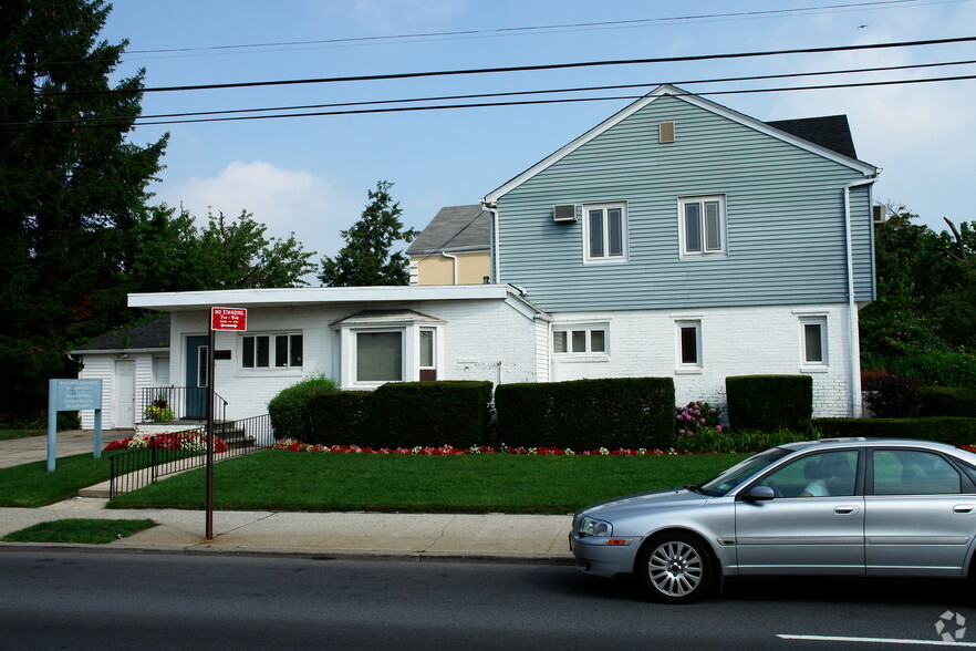 7586 181st St, Fresh Meadows, NY for sale - Primary Photo - Image 1 of 1