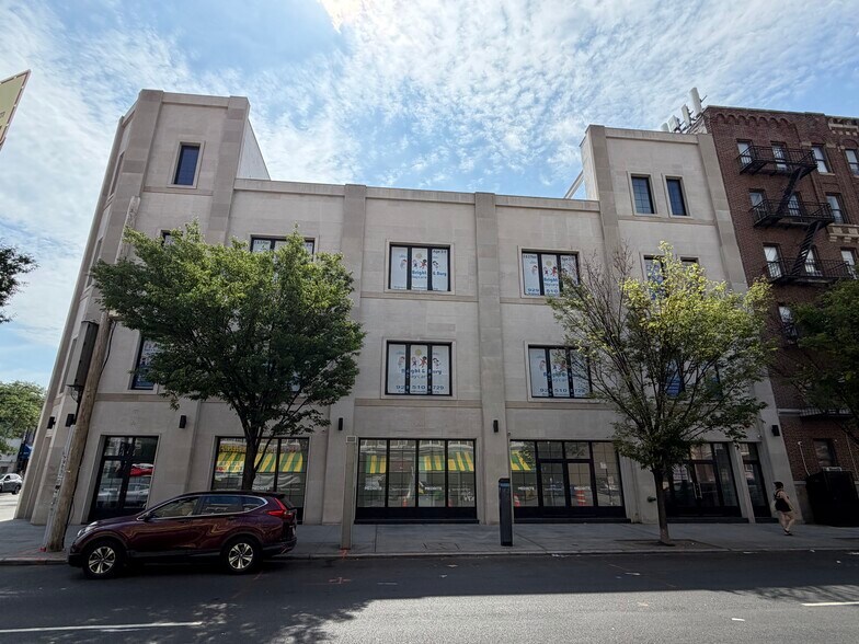 3302 30th Ave, Long Island City, NY à louer - Photo du bâtiment - Image 3 de 4