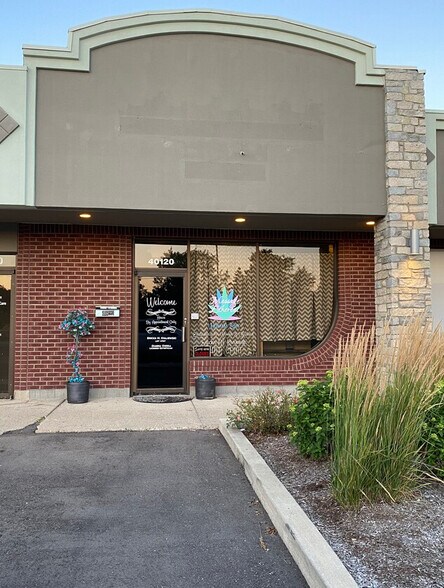 40000-40170 Hayes Rd, Clinton Township, MI à louer - Photo du bâtiment - Image 2 de 7