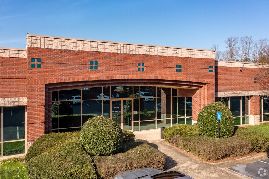 5000 Research Ct, Suwanee, GA à louer - Photo du bâtiment - Image 3 de 6
