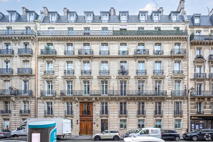 Immeuble residentiel dans Paris à vendre - Photo du bâtiment - Image 2 de 2