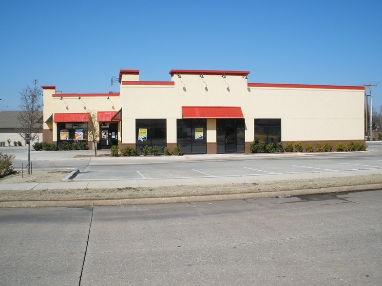 2320-2330 S Broadway, Edmond, OK for lease - Building Photo - Image 3 of 4