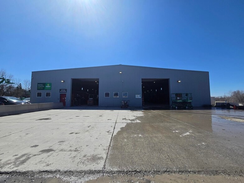 1987 Robertson Rd, Ottawa, ON for lease - Primary Photo - Image 1 of 7