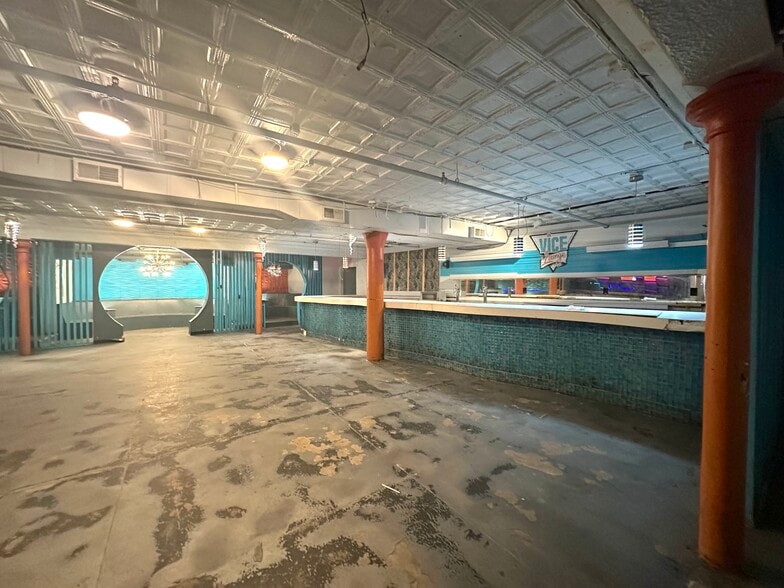 109 W Broughton St, Savannah, GA for lease - Building Photo - Image 3 of 11