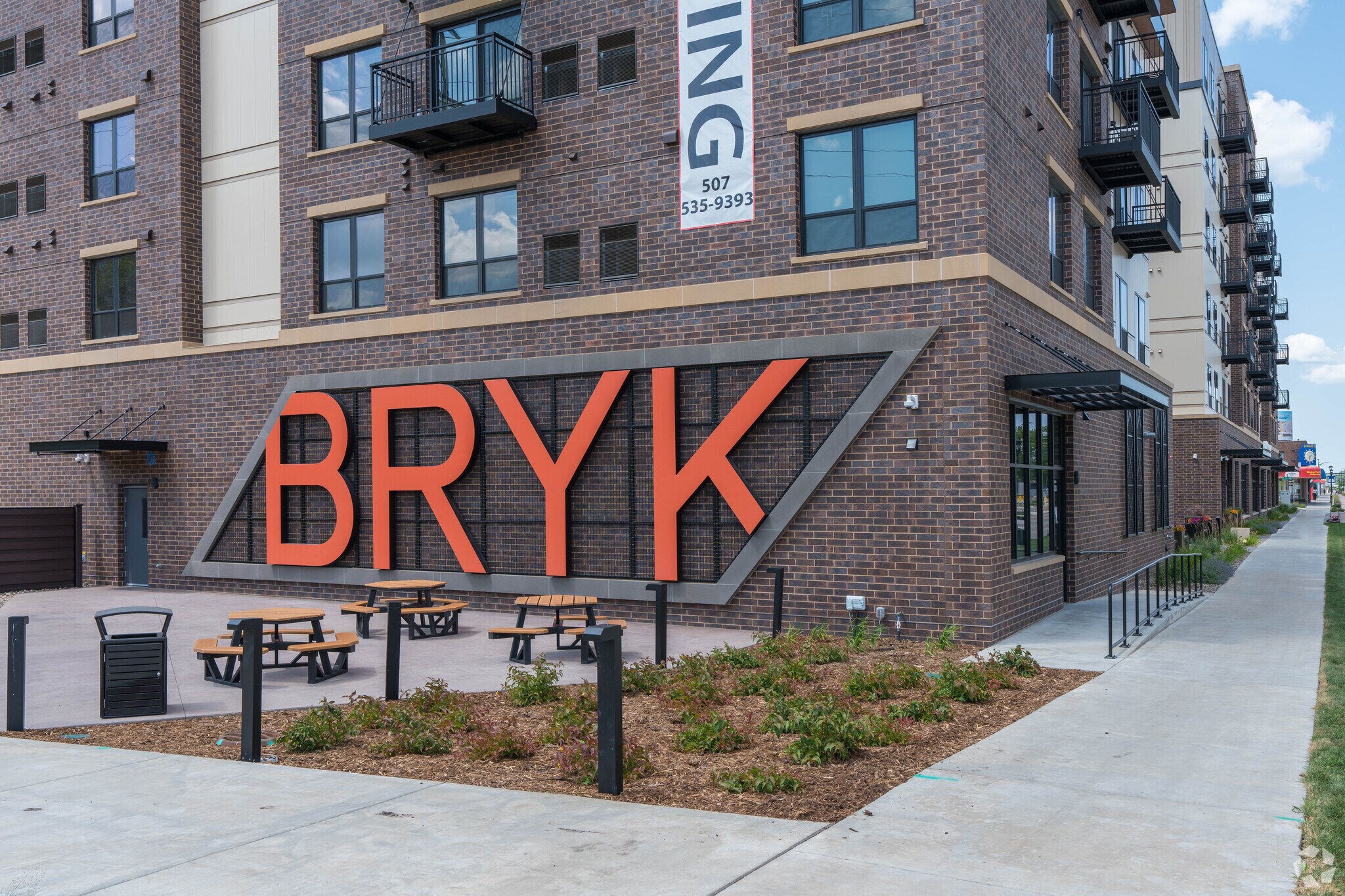 401 Broadway Ave N, Rochester, MN à louer Photo du bâtiment- Image 1 de 6