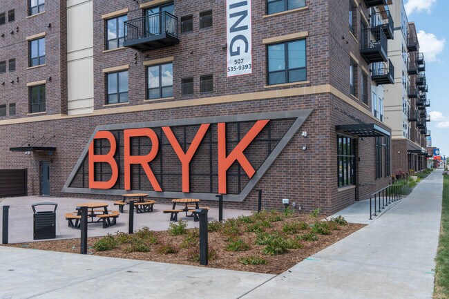 More details for 401 Broadway Ave N, Rochester, MN - Retail for Lease