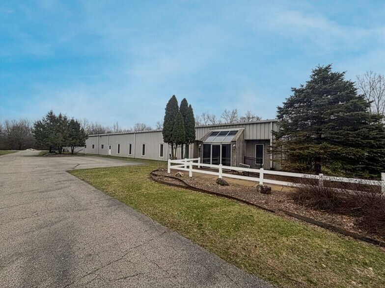 54320 Pine Rd, South Bend, IN à louer - Photo du bâtiment - Image 2 de 12