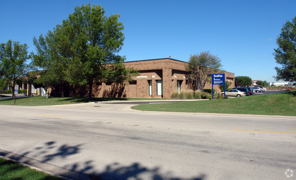 1326 S Wolf Rd, Wheeling, IL for lease - Primary Photo - Image 1 of 3