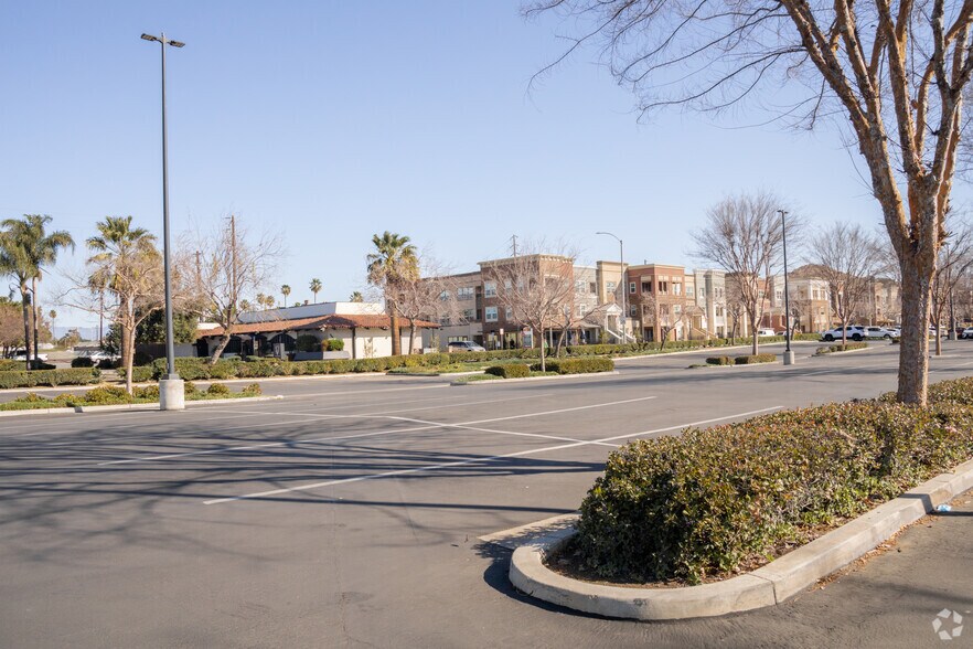 Merrill Ave, Riverside, CA à louer - Photo du bâtiment - Image 2 de 5