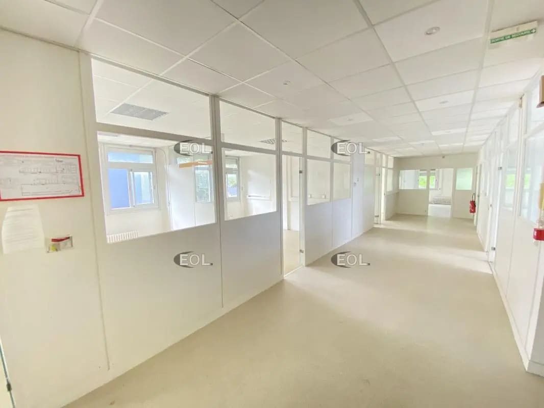 Office in Les Clayes-sous-Bois for lease Building Photo- Image 1 of 5