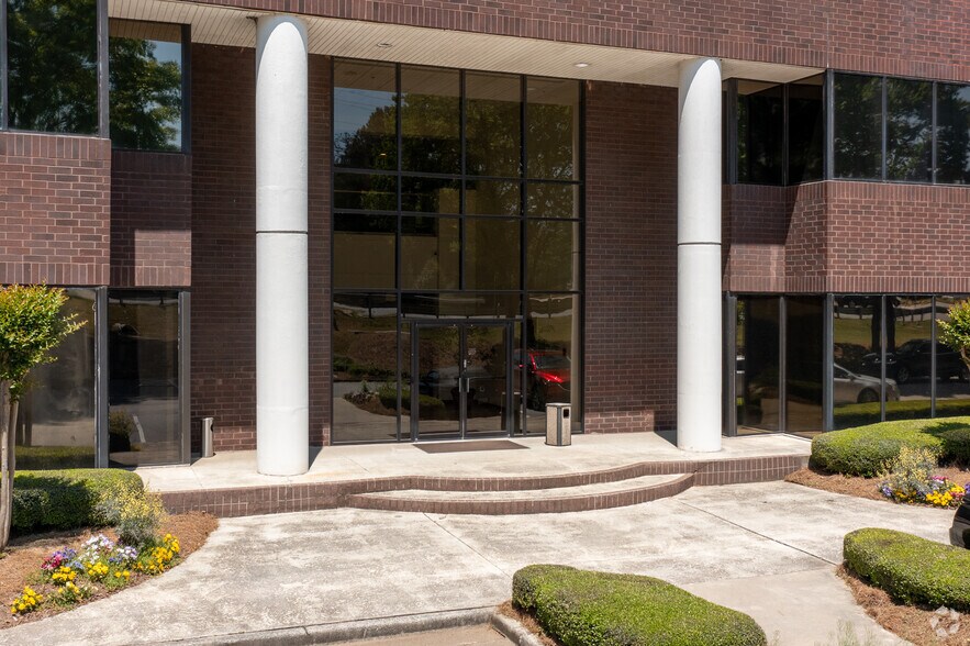 3901 Roswell Rd, Marietta, GA à louer - Photo du bâtiment - Image 3 de 5