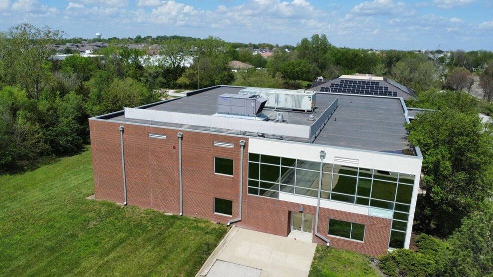 1315 Wakarusa Dr, Lawrence, KS à vendre - Photo du bâtiment - Image 3 de 10