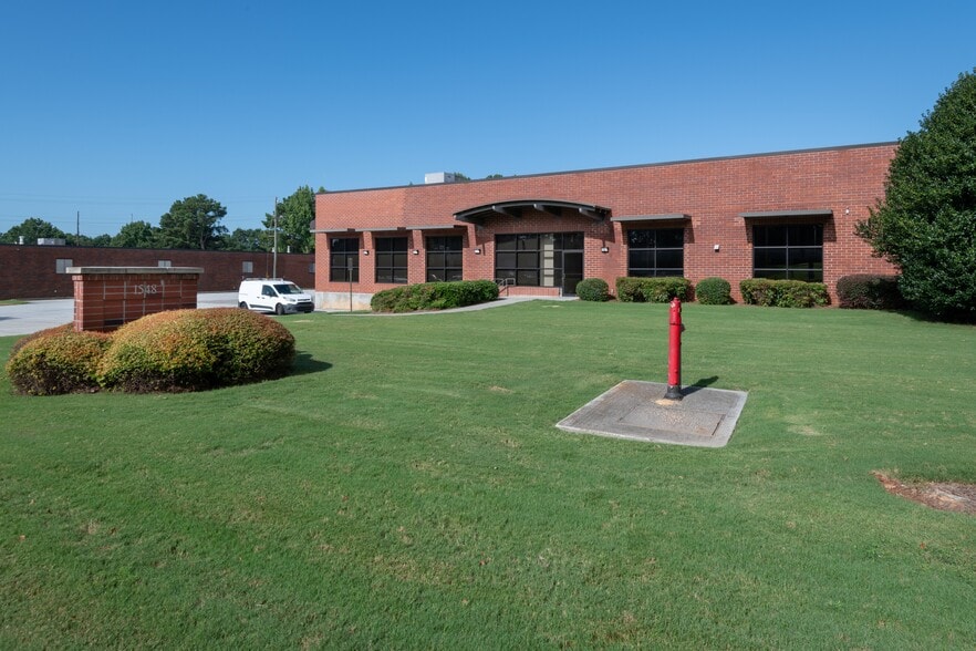 1548 Stone Ridge Dr, Stone Mountain, GA for lease - Building Photo - Image 1 of 6