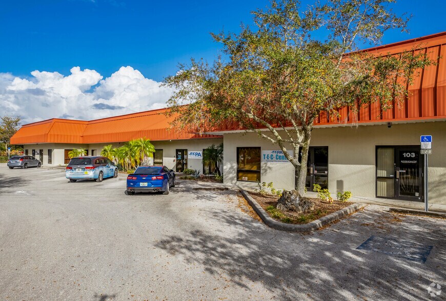 2555 Porter Lake Dr, Sarasota, FL à louer - Photo du bâtiment - Image 3 de 5