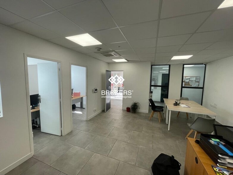 Industrial in Vitrolles for lease - Interior Photo - Image 2 of 6