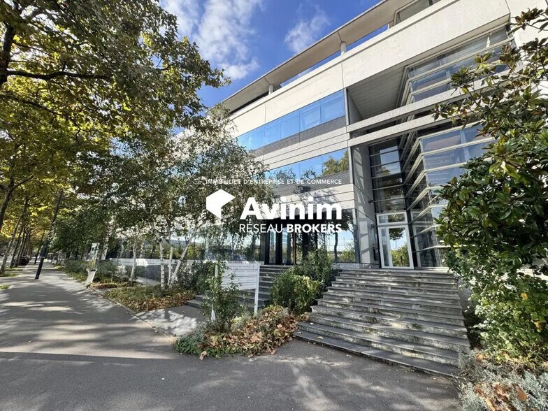 Commerce de détail dans Saint-Denis à louer - Photo du bâtiment - Image 2 de 6