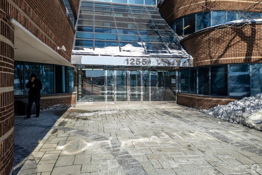 1255 Rte Transcanadienne, Dorval, QC à louer - Photo du bâtiment - Image 3 de 6