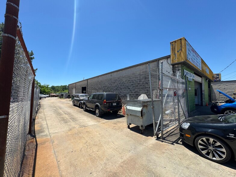 4050 Lawrenceville Hwy NW, Lilburn, GA à vendre - Photo du bâtiment - Image 2 de 39
