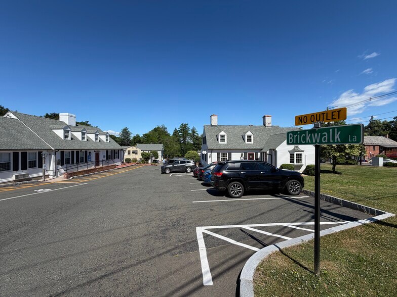 1-3 Brick Walk Ln, Farmington, CT for lease - Building Photo - Image 3 of 13