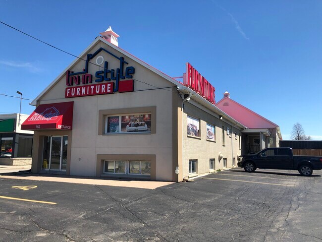 Plus de détails pour 752 Wharncliffe Rd S, London, ON - Commerce de détail à louer