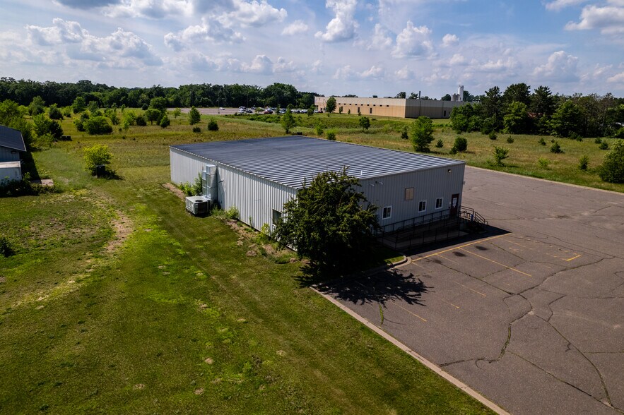 39724 Grand Ave, North Branch, MN à vendre - Photo du bâtiment - Image 2 de 24