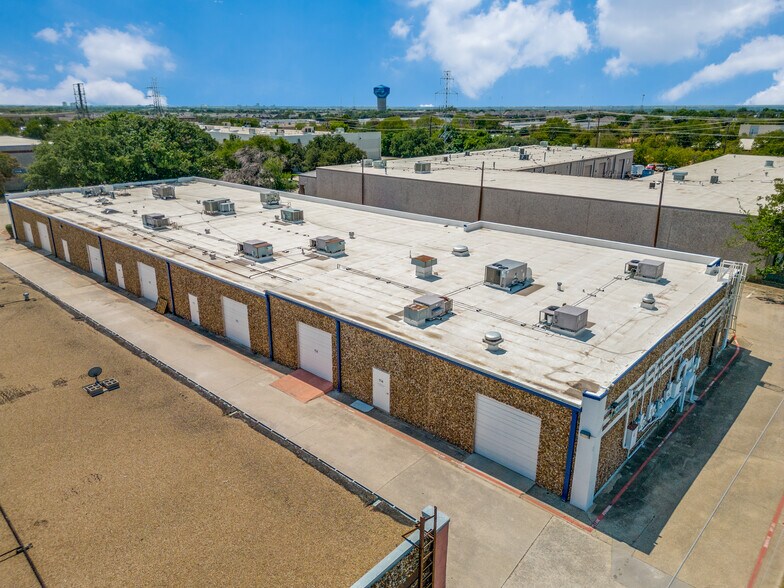 3201 Skylane Dr, Carrollton, TX à louer - Photo du bâtiment - Image 2 de 8