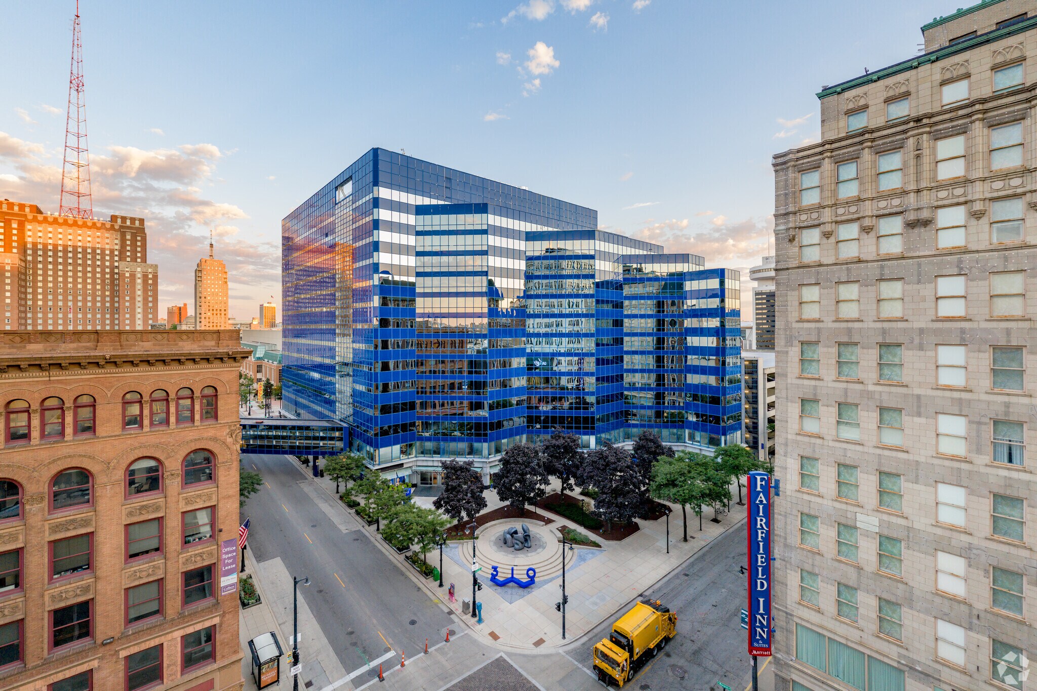 310 W Wisconsin Ave, Milwaukee, WI à louer Photo principale- Image 1 de 11