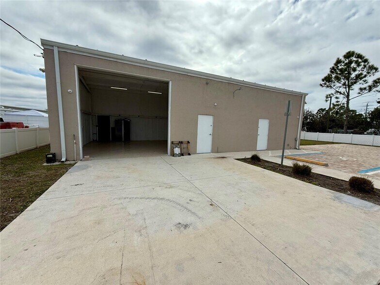 121 E McKenzie St, Punta Gorda, FL à vendre - Photo du bâtiment - Image 2 de 17