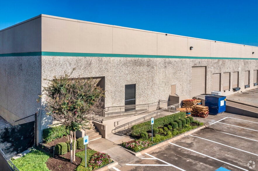11441-11461 Hillguard Rd, Dallas, TX for lease - Building Photo - Image 1 of 8
