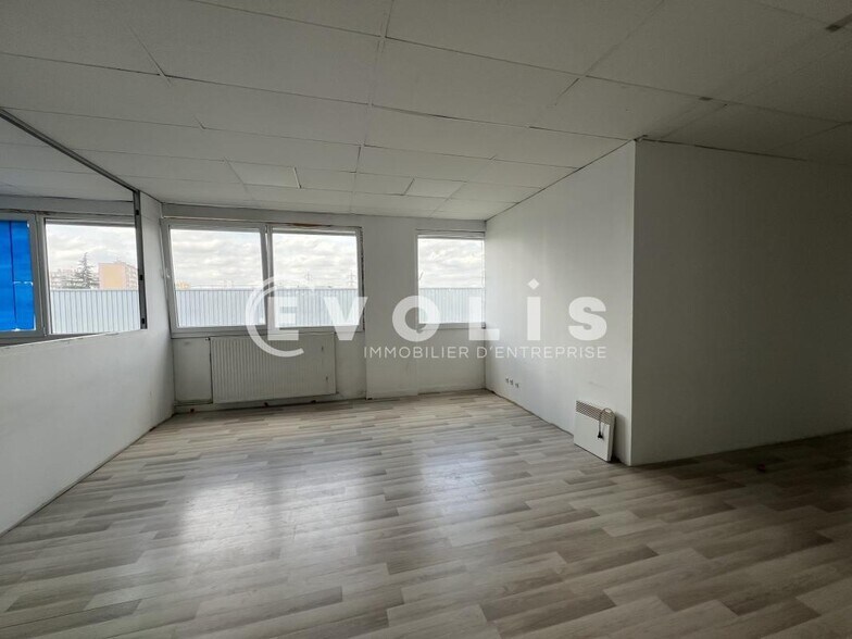 Office in Rosny-sous-Bois for lease - Building Photo - Image 2 of 9