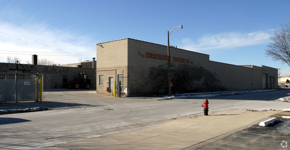 2201 W Purdue St, Milwaukee, WI for lease - Building Photo - Image 3 of 24