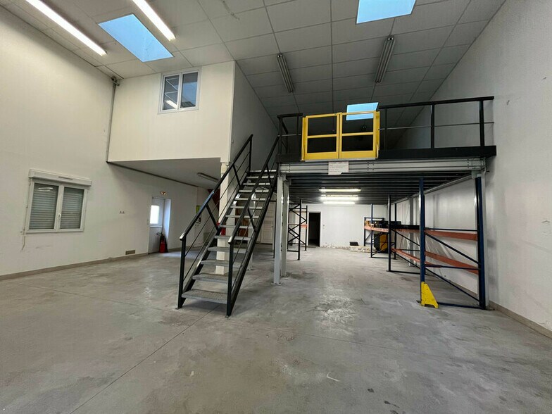 Flex in Fontenay-Trésigny for lease - Interior Photo - Image 1 of 8
