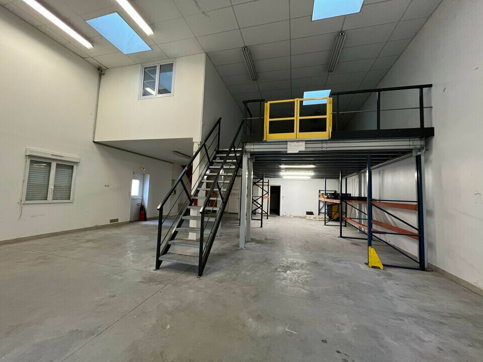 Flex in Fontenay-Trésigny for lease Interior Photo- Image 1 of 9