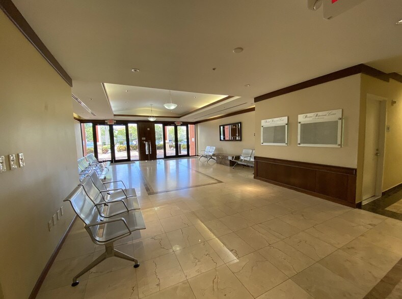 925 NE 30th Ter, Homestead, FL à louer - Photo du bâtiment - Image 2 de 11