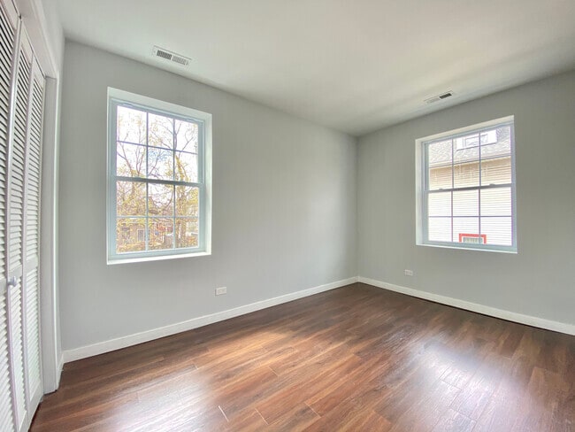 7441 N Rogers Ave, Chicago, IL for sale - Interior Photo - Image 2 of 8