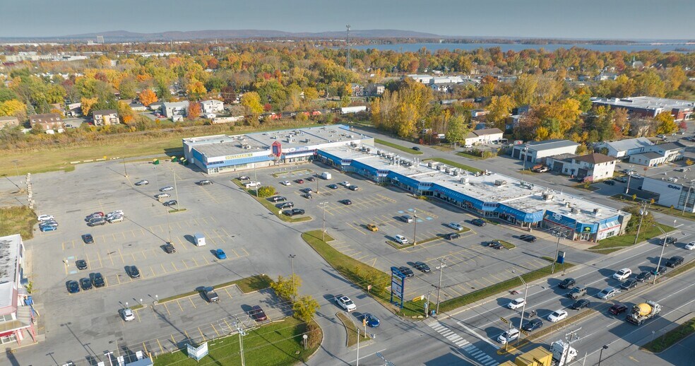 345-393 Boul Harwood, Vaudreuil-dorion, QC for lease - Primary Photo - Image 1 of 1