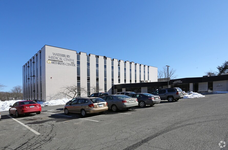 1389 W Main St, Waterbury, CT à louer - Photo du bâtiment - Image 2 de 6