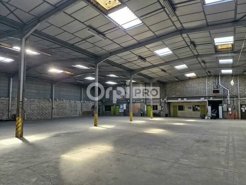 35 Rue Francine Fromont, Vaulx-en-Velin for lease - Interior Photo - Image 2 of 9