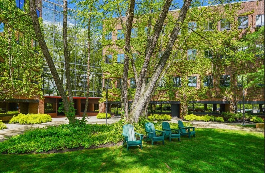 29 Sawyer Rd, Waltham, MA à louer - Photo du bâtiment - Image 2 de 6