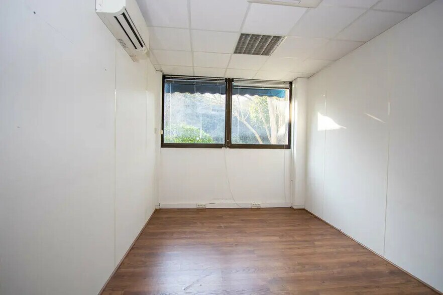 Office in Aix-en-Provence for lease - Interior Photo - Image 2 of 9