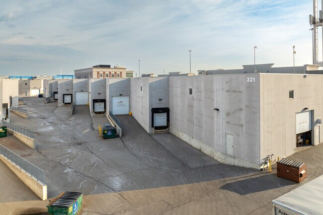 Plus de détails pour 321 Cityview Blvd, Vaughan, ON - Local d'activités à louer