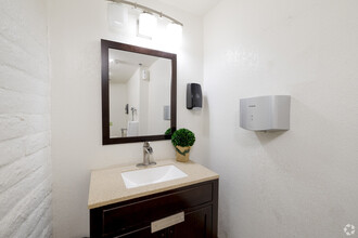 5060 N 19th Ave, Phoenix, AZ for lease Interior Photo- Image 2 of 3